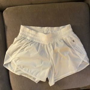 Lululemon Tracker 4” Short EUC Sz 6